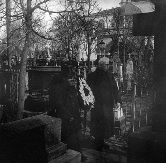 1909 г. К.С. Станиславский и В.И. Немирович-Данченко возлагают венок на могилу Гоголя на кладбище Данилова монастыря.