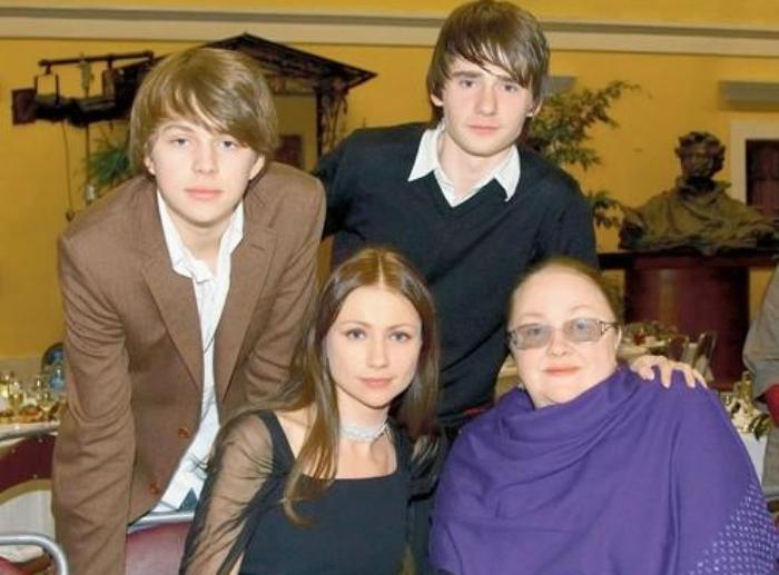 Актриса Екатерина Градова с дочерью Марией Мироновой, внуком и приемным сыном Алексеем (вверху справа) | Фото: lady.tut.by