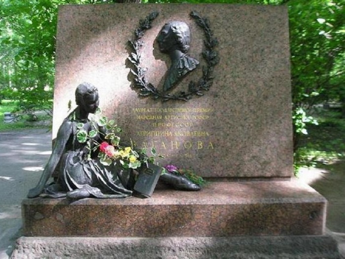 Могила Вагановой на Волковском кладбище | Фото: chtoby-pomnili.com