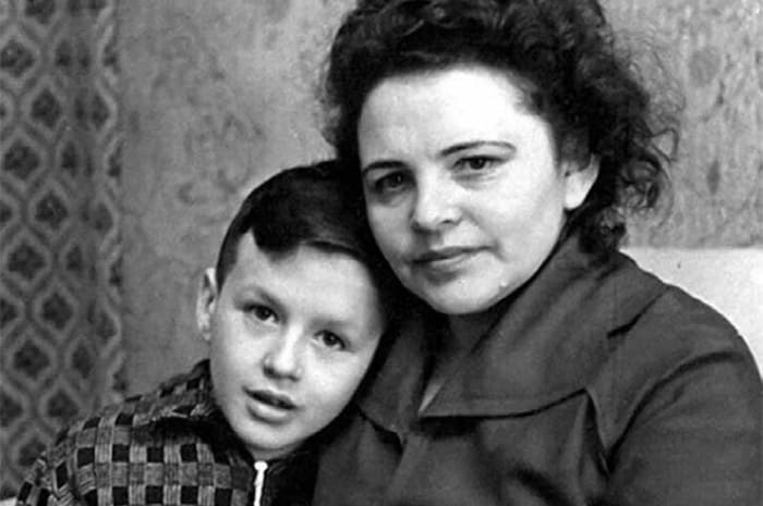 Александр Барыкин с матерью | Фото: 24smi.org