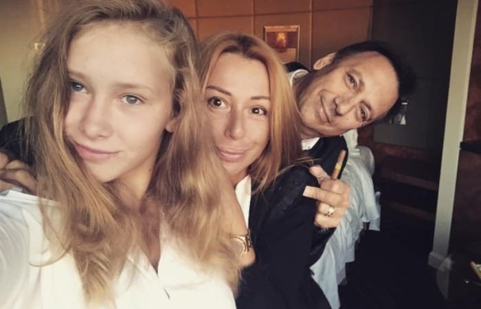 Певица с мужем и дочерью | Фото: starhit.ru