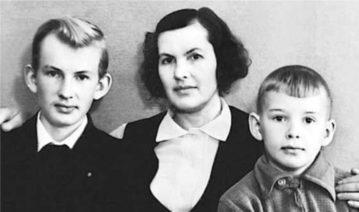 Александр (справа) с матерью и братом Владимиром | Фото: uznayvse.ru