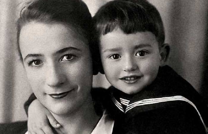 Александр Градский в детстве с мамой | Фото: stuki-druki.com