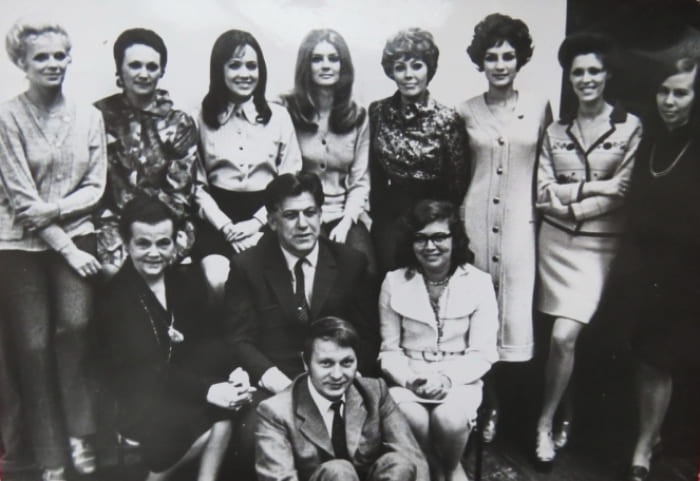 Сотрудники Рижского дома моделей после возвращения из Парижа, 1970 г. Александра Грамолина – в нижнем ряду слева | Фото: freecity.lv