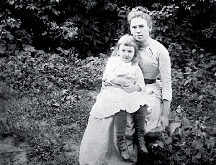 Александра Толстая со старшей сестрой Татьяной, 1888 | Фото: myslo.ru