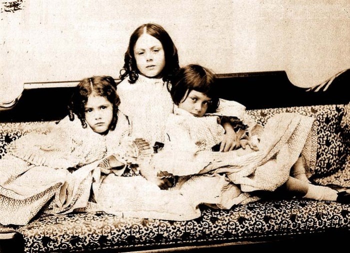 Алиса (справа) с сестрами, 1858 г. Фото Льюиса Кэрролла