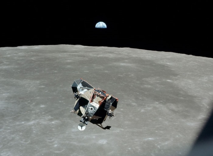 Лунный модуль оторвался от поверхности Луны | Фото: mosmonitor.ru