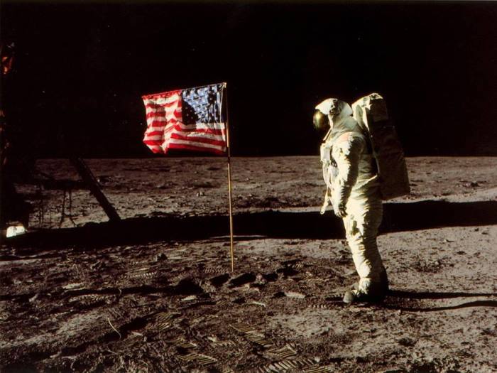 Американский космонавт на Луне | Фото: photobucket.com