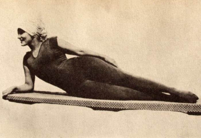 Аннетт Келлерман в купальном костюме для ныряния, разработанном ею самой, 1909 | Фото: allwantsimg.com