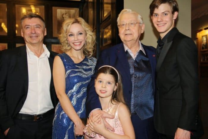 Антон Табаков с семьей отца | Фото: vladtime.ru