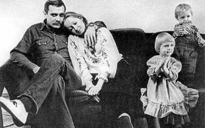 Артем Михалков в детстве с родителями и сестрой | Фото: telegrafua.com