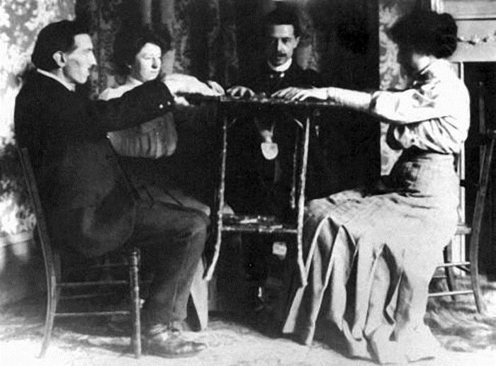Спиритический сеанс в 1890 г. | Фото: jsulib.ru