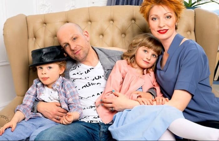 Актер Федор Лавров с женой Еленой и детьми | Фото: pic-words.com