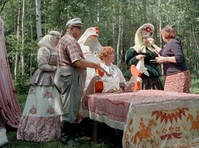 Режиссер и актеры на съемках фильма *Варвара-краса, длинная коса*, 1969 | Фото: ok.ru