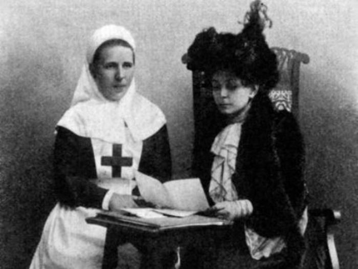 Баронесса В. И. Икскуль (справа) и старшая сестра Общины сестер милосердия им. М. П. фон Кауфмана, 1904-1905