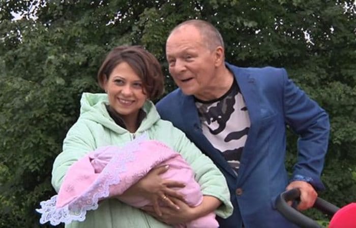 Актер с женой и дочерью | Фото: uznayvse.ru