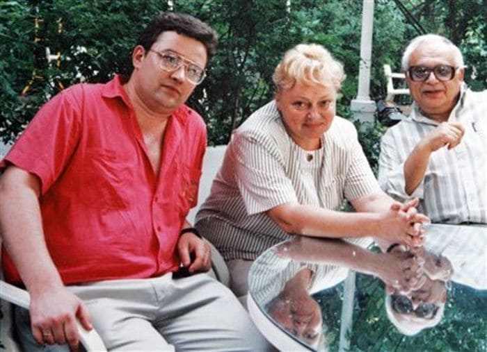 Борис Крюк с матерью и отчимом | Фото: bolshoyvopros.ru