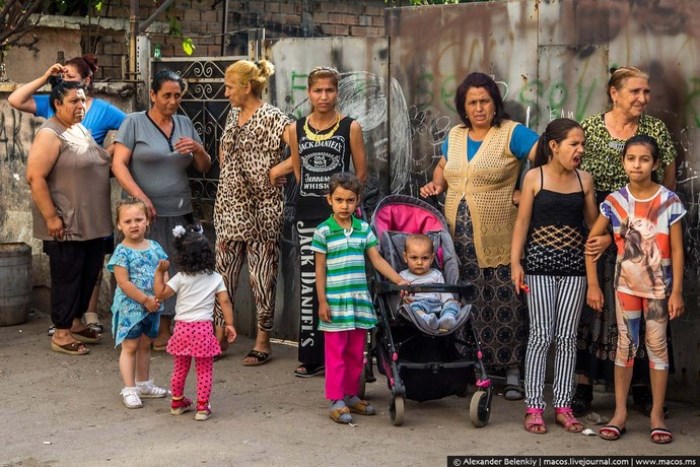 Жители цыганского гетто Столипиново в Пловдиве. Фото Александра Беленького