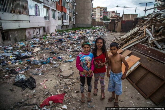 Цыганские дети, которым *посчастливилось* остаться в своих семьях