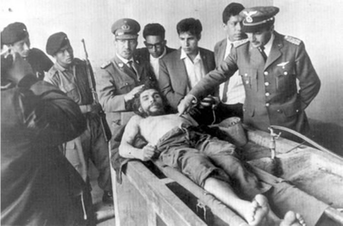 Полковник Андреас Селич Шон указывает на тело мертвого команданте | Фото: mirtesen.ru