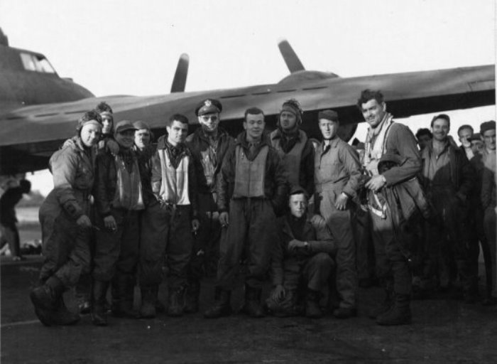 Кларк Гейбл (справа) с экипажем американского бомбардировщика | Фото: foto-history.livejournal.com