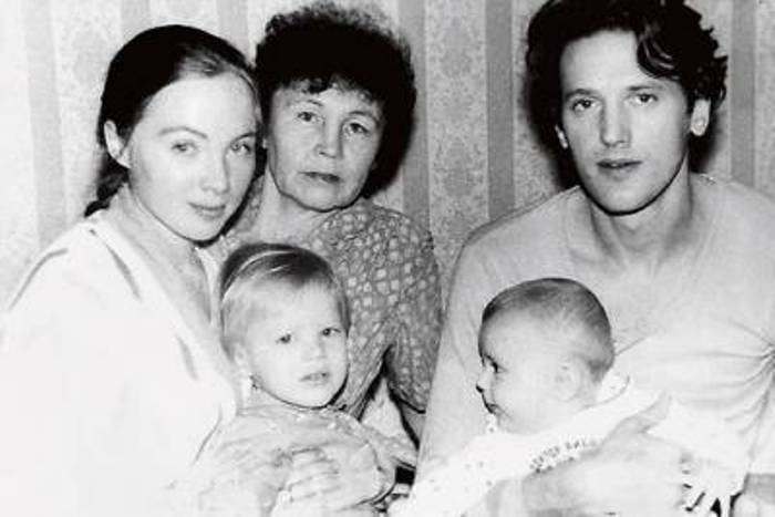 Актриса с мамой, вторым мужем и сыновьями, 1990 | Фото: lichnaya-zhizn.ru