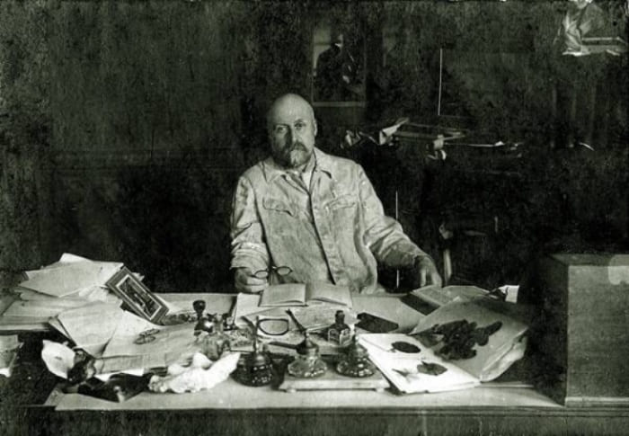 Даниил Заболотный за рабочим столом, 1927 | Фото: gazeta.ua
