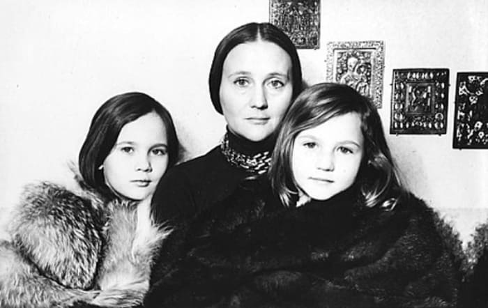 Микаэла Дроздовская с дочерьми | Фото: kino-teatr.ru