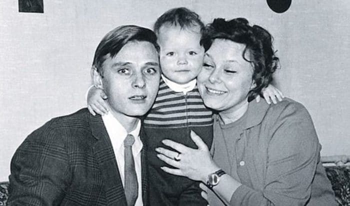Дарья Повереннова в детстве с родителями | Фото: uznayvse.ru