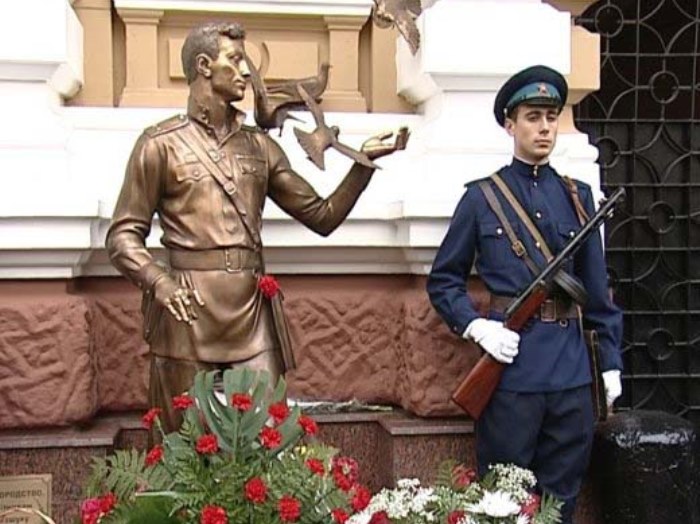 Памятник Давиду Курлянду в Одессе у входа в областное управление внутренних дел