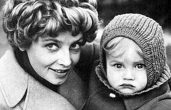 Дмитрий в детстве с матерью, актрисой Натальей Кустинской | Фото: stuki-druki.com