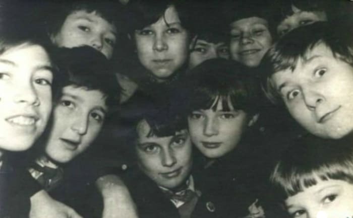 Дмитрий Нагиев (в центре) в школьные годы | Фото: 24smi.org