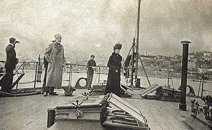 Вдовствующая императрица Мария Федоровна на борту британского линкора «Мальборо» 11 апреля 1919 г. На заднем плане – Ялта | Фото: storyfiles.blogspot.com