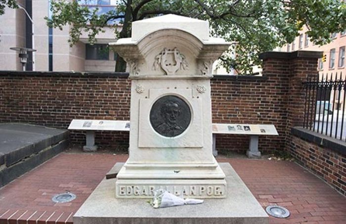 Могила Эдгара По в Балтиморе, на Вестминстерском кладбище