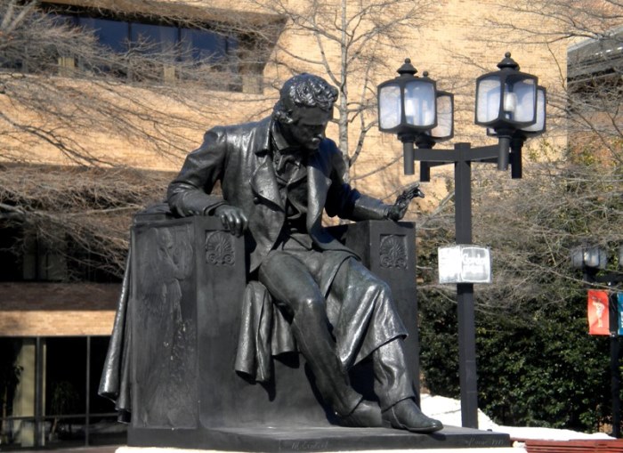 Памятник Эдгару По возле университета в Балтиморе