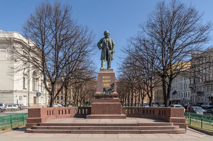 Памятник М. Глинке на Театральной площади рядом с Мариинским театром в С.-Петербурге | Фото: peterburg.center