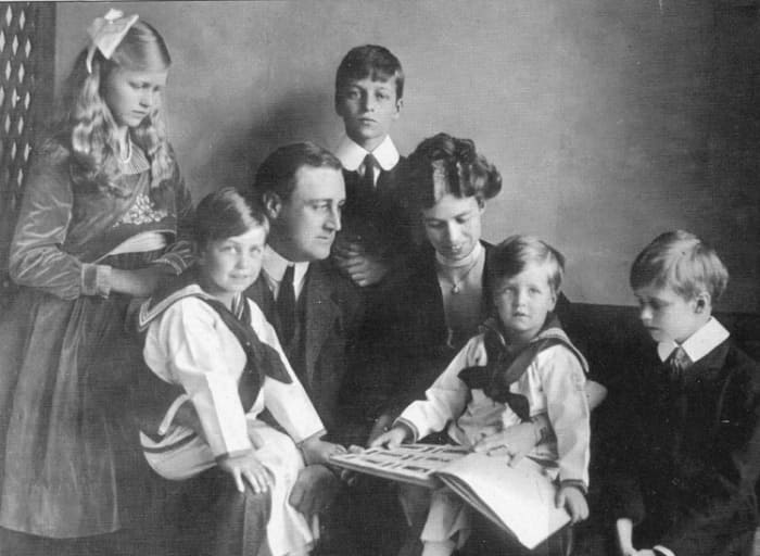 Элеонора Рузвельт с супругом и детьми | Фото: bestfacts.com.ua