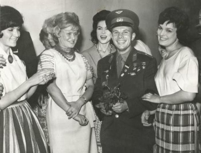 Юрий Гагарин с советскими манекенщицами (Елена Изергина на фото справа, держит его под руку) | Фото: vilingstore.net