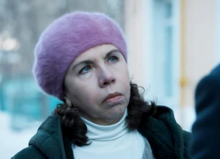 Елена Папанова в сериале *Холодные берега*, 2019 | Фото: kino-teatr.ru