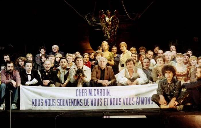 Участники спектакля перед парижскими гастролями со словами благодарности Пьеру Кардену, 1983 | Фото: dubikvit.livejournal.com