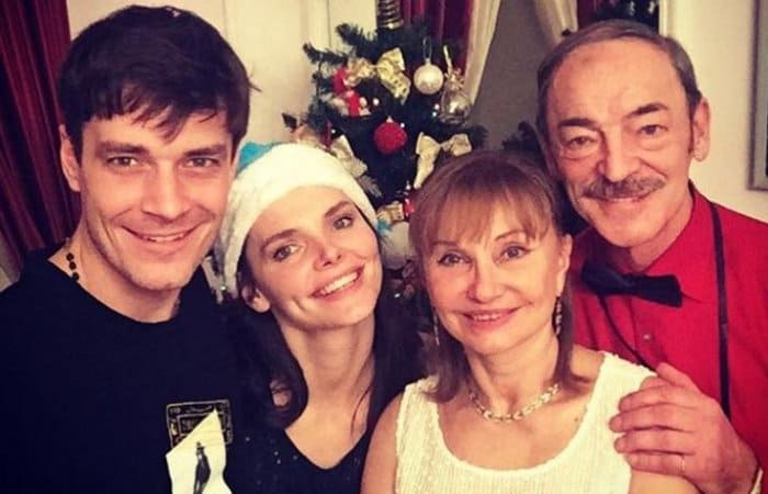 Актриса с родителями и мужем | Фото: globalmsk.ru