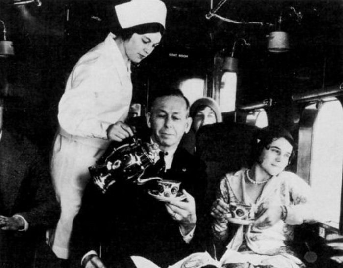 Первые стюардессы-медсестры в гражданской авиации