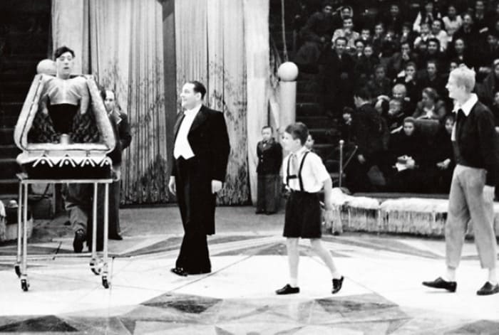 Кио-старший с Юрием Никулиным и Мстиславом Запашным на арене цирка, начало 1950-х гг. | Фото: 7days.ru