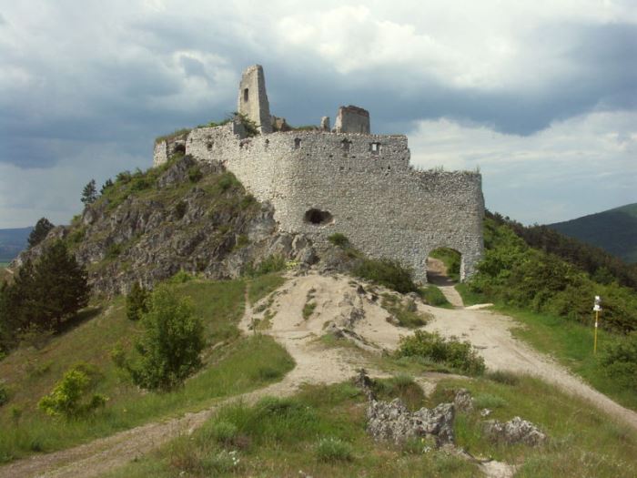 Развалины замка Чахтице