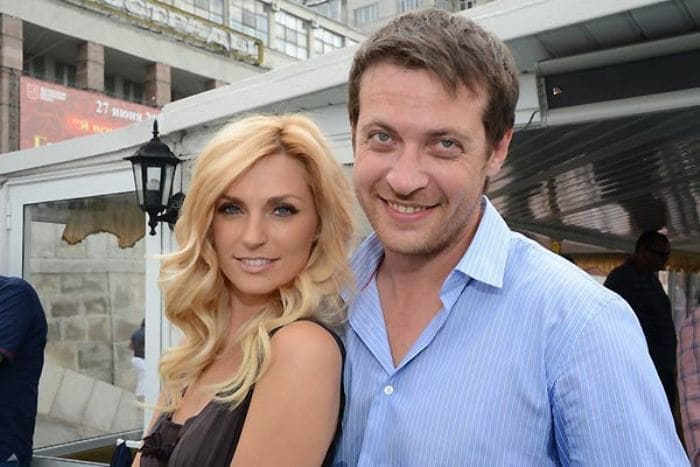 Саша Савельева с мужем, актером Кириллом Сафоновым | Фото: tele.ru
