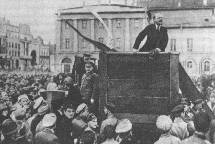 Ленин во время выступления на митинге | Фото: comstol.info