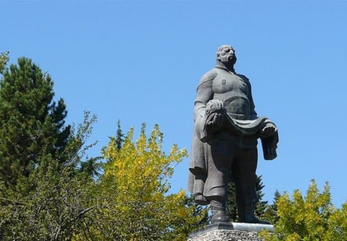 Монумент *Отец солдата* – памятник Георгию Махарашвили | Фото:  yap-helper.ru