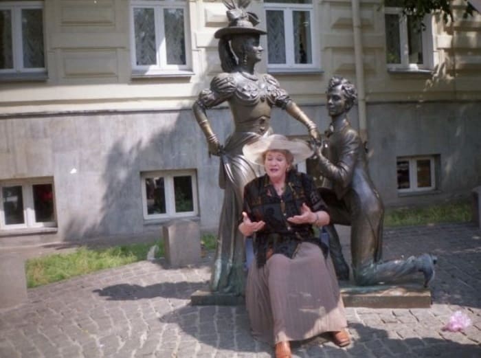 Актриса возле памятника главным героям фильма *За двумя зайцами* в Киеве | Фото: segodnya.ua
