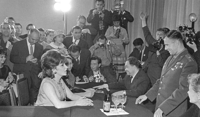 Джина Лоллобриджида и Юрий Гагарин на II Московском международном кинофестивале, июль 1961 | Фото: dubikvit.livejournal.com