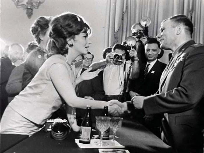 Джина Лоллобриджида и Юрий Гагарин на II Московском международном кинофестивале, июль 1961 | Фото: dubikvit.livejournal.com